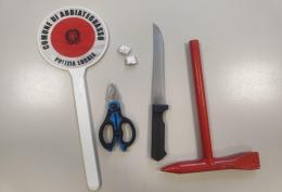 Abbiategrasso, gira in strada armato di coltello: denunciato 26enne