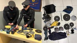 Sorpresi a forzare la colonnina del distributore di benzina con il flessibile: presi dopo un inseguimento