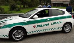 Vigevano, con lo specchietto urta una donna e si allontana: denunciato un uomo di 88 anni