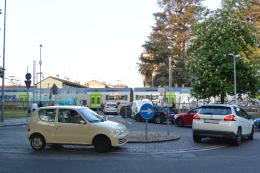 Treni soppressi e passaggio a livello abbattuto. Giornata difficile sulla Milano-Mortara