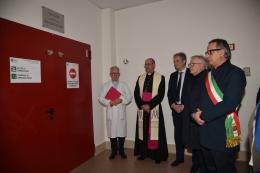 Una targa all'ingresso del blocco operatorio e un ritratto nella quadreria per il benefattore