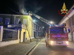 Sannazzaro: le fiamme divorano il tetto dell’abitazione