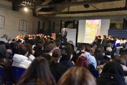 Vigevano, sale l'attesa per la fiamma olimpica: circa 400 studenti in Cavallerizza per la diretta