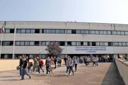 Entrano a scuola e scassinano i distributori automatici