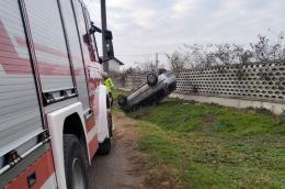 Auto esce di strada e si ribalta dopo una curva