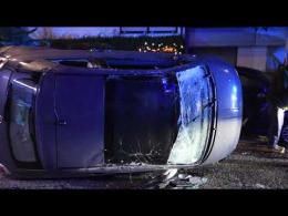 Vigevano, utilitaria si ribalta dopo aver urtato un'auto parcheggiata