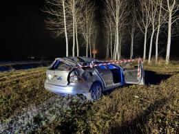 Auto esce di strada e si ribalta nel campo: feriti in modo serio due giovani