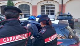 Lanciano un piccone contro la gazzella dei carabinieri: fermati dopo un inseguimento ad alta velocità tra le province di Pavia e Alessandria