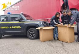 Fabbriche di sigarette clandestine in Lomellina. Le operazioni in corso della Finanza