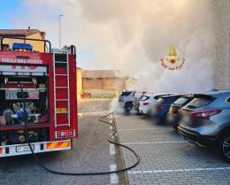Vigili del fuoco impegnati a Gropello per l'incendio di tre auto