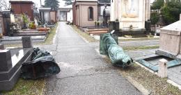 Raid shock al Cimitero di Vigevano: tombe devastate e statue sradicate