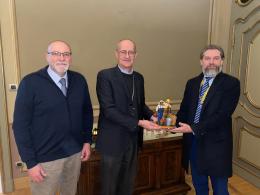 Consegnata al Vescovo di Vigevano la statuina che raffigura il nuovo personaggio del presepe