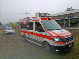 Vigevano, attraversa i binari in stazione, il treno lo urta: non &egrave; grave