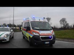 Vigevano: perde il controllo dell&rsquo;auto in rotonda e finisce contro il guard rail