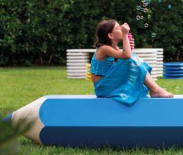 Davanti alla scuola primaria panchine a forma di matita e gomma