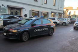 Lo avvicinano e gli rubano il cellulare. Denunciati un 16enne e un 22enne