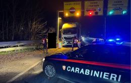 Autoarticolato rimane incastrato alle barriere del ponte della Becca: camionista sanzionato