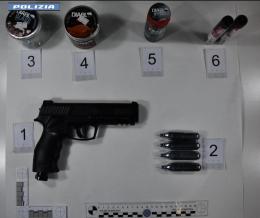 Pavia, vetrine danneggiate con una pistola soft-air: due denunciati