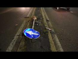Vigevano, abbatte con l&rsquo;auto il cartello sullo spartitraffico di corso Argentina