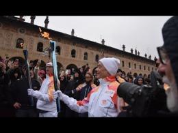 Vigevano, il passaggio della fiaccola Olimpica per le vie della citt&agrave; tra due ali di folla