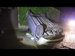 Vigevano: perde il controllo dell&rsquo;utilitaria e si ribalta contro il cancello di una casa