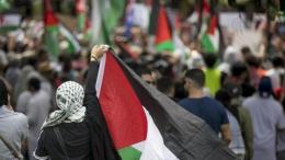 Casati (Rifondazione): "In consiglio chiederemo il riconoscimento della Palestina". Replica di Righi: "Sono queste le priorit&agrave;?"