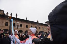 Vigevano, le immagini del passaggio della fiaccola in piazza Ducale