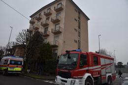 Soccorsa una donna a Vigevano. Intervengono i pompieri con il cestello