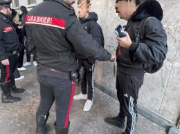 Pavia, controlli con i metal detector agli studenti che stanno per entrare a scuola