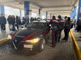 Carabinieri con il metal detector per  controllare gli studenti 