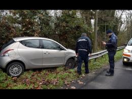 Vigevano, auto sbanda e finisce fuori strada. Conducente ferito, ma non grave