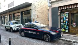 Mortara: scappa con una stecca di sigarette senza pagare. Il tabaccaio lo insegue e viene aggredito