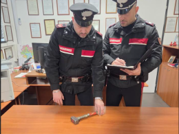 Vigevano, va a scuola con una mazzetta da muratore: 15enne nei guai
