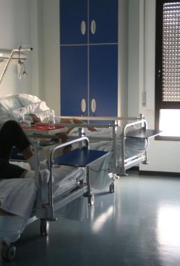 &laquo;Lasciati soli dall'ospedale con mio marito morto nel letto&raquo;
