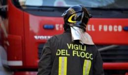 Vigevano, un cortocircuito al televisore provoca un principio di incendio: due persone in ospedale