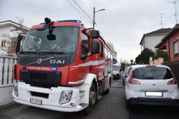 I vigili del fuoco intervengono per un incendio in un'abitazione 