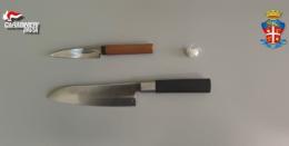 In auto con due coltelli e una dose di cocaina: denunciato 23enne