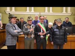 Gli alpini cantano in aula per Giulio Onori. La commemorazione del consigliere scomparso
