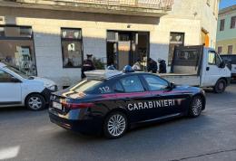 Sfonda una vetrina, urta un'auto in sosta e distrugge un segnale stradale: &egrave; caccia all'autista