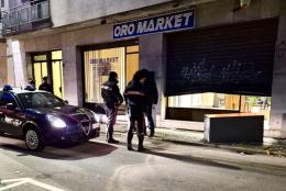 Garlasco, furto sventato: i ladri abbandonano la cassaforte con oro e contanti davanti al negozio