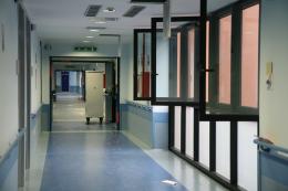 Porte e finestre da riparare alla palazzina rosa: spesa di 121 mila euro