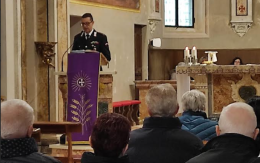 Vigevano, consigli pratici contro le truffe: i carabinieri incontrano gli anziani in chiesa