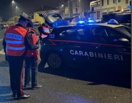 Denunciati un minorenne trovato con un tirapugni e un uomo con un coltello a scatto