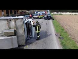 Schianto sul rettilineo tra Vigevano e Gambol&ograve; dopo un'invasione di corsia