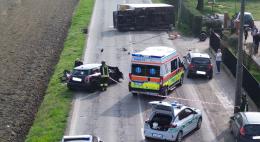 Vigevano, dopo lo schianto il furgone si ribalta in mezzo alla strada: due feriti