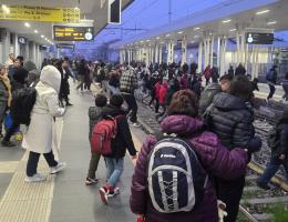 Disservizi e pericolo in stazione a Vigevano. I viaggiatori invadono i binari