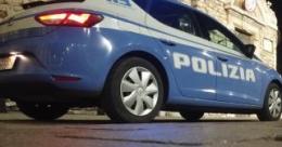 Sorpresi a rubare in negozio di abbigliamento: uno viene arrestato, il complice aggredisce un dipendente e fugge