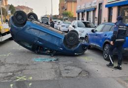 Vigevano, utilitaria si ribalta in corso Milano