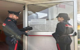 Mortara, danneggia un'auto parcheggiata e i vetri della palestra comunale: arrestato