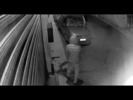 Raid vandalici contro auto e negozi a Vigevano: identificati due giovani